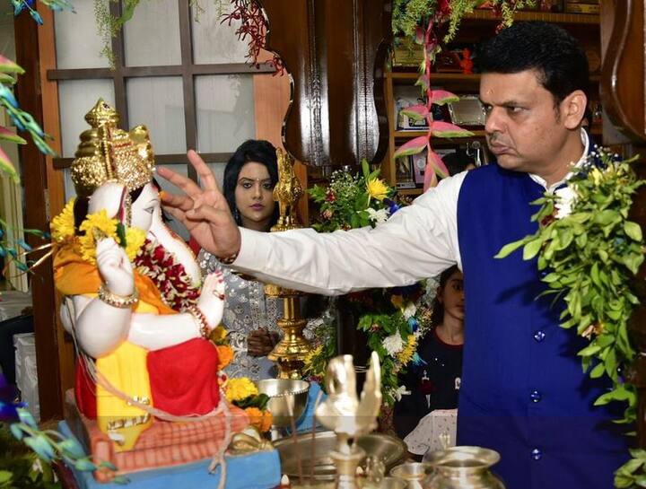 गेले दहा दिवस मनोभावे पूजा केल्यानंतर मुख्यमंत्र्यांनी अनंत चतुर्दशीला बाप्पाला निरोप दिला.