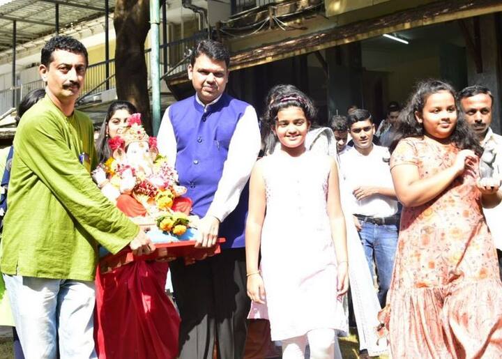 मुख्यमंत्र्यांच्या 'वर्षा' निवासस्थानावरील कृत्रिम हौदात फडणवीस कुटुंबाने गणेश मूर्तीचं विसर्जन केलं.