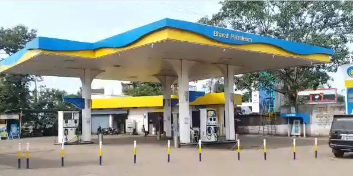 पाच रुपये कपातीची घोषणा, ग्राहकांना साडे चार रुपयांचाही फायदा नाही petrol diesel price consumers not get full benefit of price reducing पाच रुपये कपातीची घोषणा, ग्राहकांना साडे चार रुपयांचाही फायदा नाही