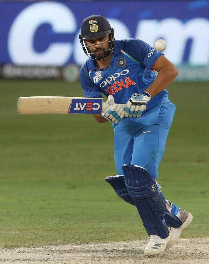 पाकिस्तानच्या शोएब मलिकच्या गोलंदाजीवर रोहित शर्माने चेंडू खेळून काढला. चेंडू बॅटला लागून थोड्या अंतरावर गेला होता. नॉन स्ट्राईकर एंडला उभा असलेल्या शिखर धवनने धाव घेण्याच प्रयत्न केला. मात्र रोहितने त्याला कोणताही सिग्नल दिला नव्हता. रोहित त्याला थांबण्याचा इशारा देत होता, मात्र धवन तोपर्यंत अर्ध्यापेक्षा पुढे आला होता.