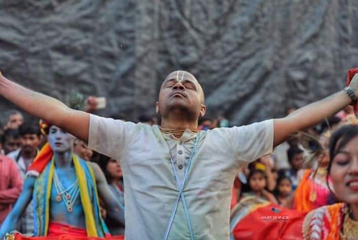 भारतातील विविधतेचं लातुरातील गणेश विसर्जन मिरवणुकीत दरवर्षी दर्शन होतं. या वर्षी बरसण्याची होळी... 40 राधा, 40 कृष्ण, 50 उत्सवकर्मी, 35 मृदंग वादक, एक रथ आणि साथीला ढोल पथकासह विसर्जन मिरवणूक काढण्यात आली. 