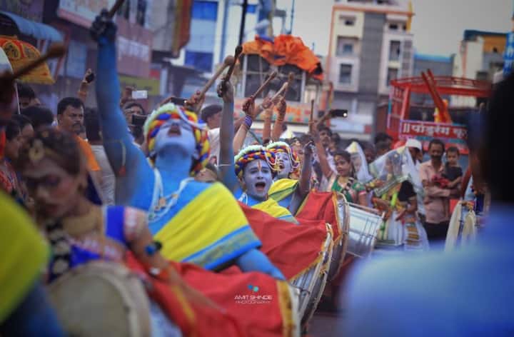 सामाजिक एकात्मता, सर्वधर्मसमभाव आणि भारतातील विविध वेशभूषा, परंपरांचं दर्शन विसर्जन मिरवणुकीतून करण्याचा वेगळा पॅटर्न या मंडळाने निर्माण केला आहे. ही विसर्जन मिरवणूक पाहाण्यासाठी सर्वसामान्य लातूरकरांनी प्रचंड गर्दी केली होती. 