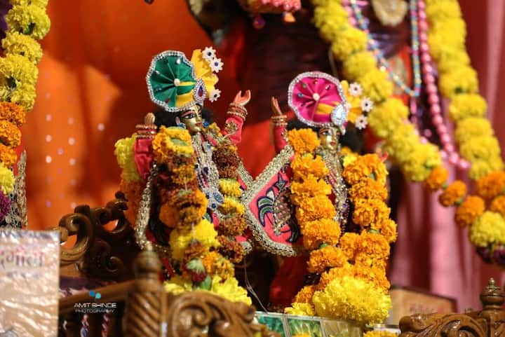 काही वर्षांपूर्वी गणपती समोर देखावे करण्यात येत होते. मात्र विसर्जन मिरवणुकीतच आपण स्वतः वेगळा संदेश देणारे देखावे केले तर जास्तीत जास्त लोकांपर्यंत पोहोचणं शक्य आहे हे हेरून त्यावर काम केले गेलं. 