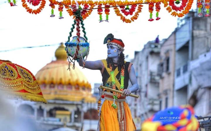 वृक्षारोपण, जलपुनर्भरण, दिव्यांगांना आर्थिक मदत, अनाथांना शालेय साहित्याचं वाटप दरवर्षी करण्यात येतं. 