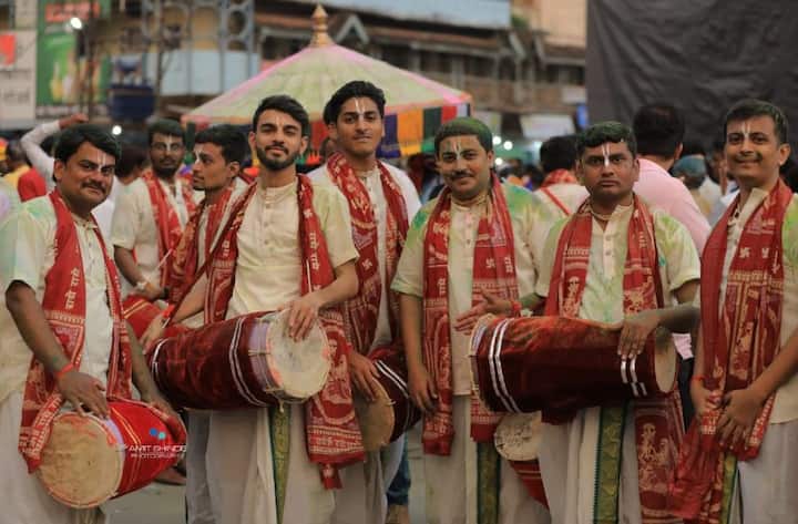 रक्तदानाची आवश्यकता लक्षात घेऊन रक्तदान शिबीर आयोजित करण्यात येतं. यावर्षी बरसण्याची होळी सादर करण्यात येणार आली. यासाठी सेलम, सोलापूर, मणिपूर येथून रंगभूषेचं साहित्य मागविण्यात आलं. 