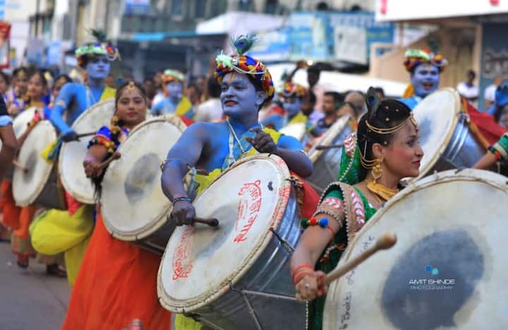 पाहा आणखी फोटो