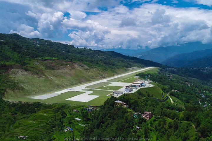 विमानतळाच्या निर्मितीसाठी या ठिकाणच्या मातीत गरजेनुसार बदल करण्यात आले आहेत. 