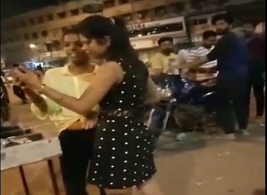 Kalyan : Drunk Girls create ruckus outside railway station सिगरेट न दिल्याने कल्याण स्टेशनबाहेर मद्यधुंद तरुणींचा गोंधळ