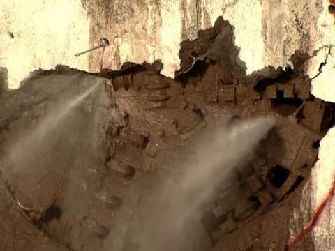 मुंबईतील मेट्रो-3चं काम वेगात मुंबईतील मेट्रो-3चं काम वेगात