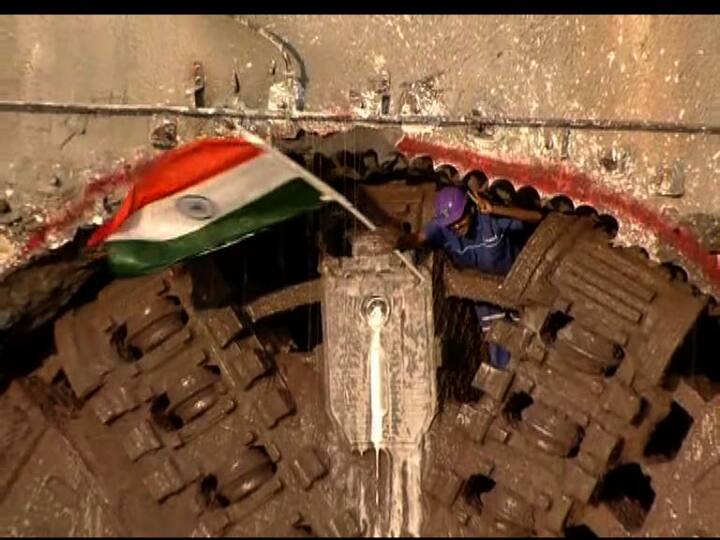  भुयारी करणाच्या या कामात आज 1.26 किलोमीटरचा टप्पा पूर्ण करण्यात आला. वैनगंगा-1 या टनेल बोअरिंग मशिननं 259 दिवसांत हे अंतर यशस्वीरित्या पूर्ण केलं.