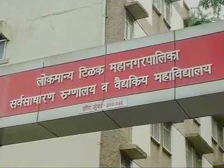 धुतलेले कपडे न मिळाल्याने 30 ते 40 शस्त्रक्रिया रखडल्या Mumbai sion hospital operation cancelled due to lack of washed clothes धुतलेले कपडे न मिळाल्याने 30 ते 40 शस्त्रक्रिया रखडल्या