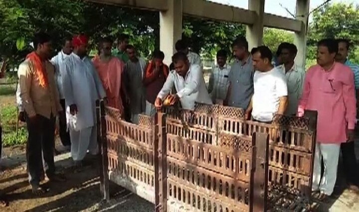 BJP and ANS controversy over birthday celebration in graveyard in Parbhani ‘अंनिस’कडून स्मशानात बर्थडे, भाजपकडून स्मशानभूमीचं शुद्धीकरण