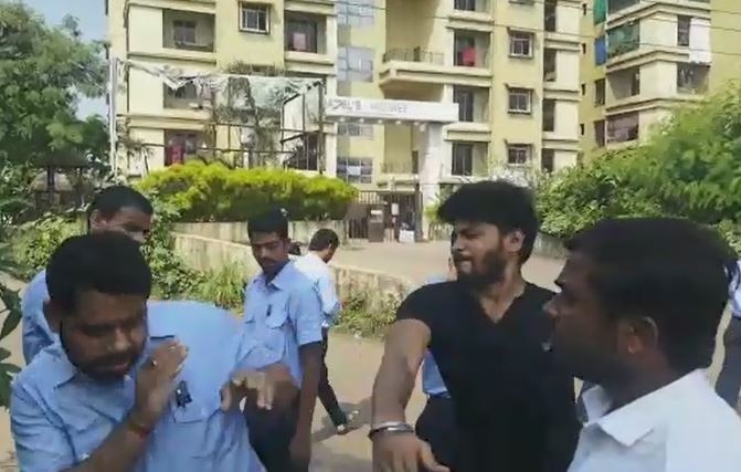 Ambarnath : ASB company's employees beaten up by MNS worker for removing Marathi worker अंबरनाथमध्ये मनसे कार्यकर्त्यांची ASB कंपनीच्या कर्मचाऱ्यांना मारहाण