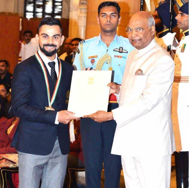 भारतीय क्रिकेट संघाचा कर्णधार विराट कोहलीला राजीव गांधी खेलरत्न पुरस्काराने सन्मानित करण्यात आलं आहे.
