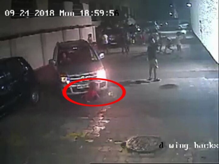 boy Survives Being Rolled Over By Car CCTV: शू लेस बांधताना अंगावरुन कार गेली, तरीही चिमुकला उठून पळाला