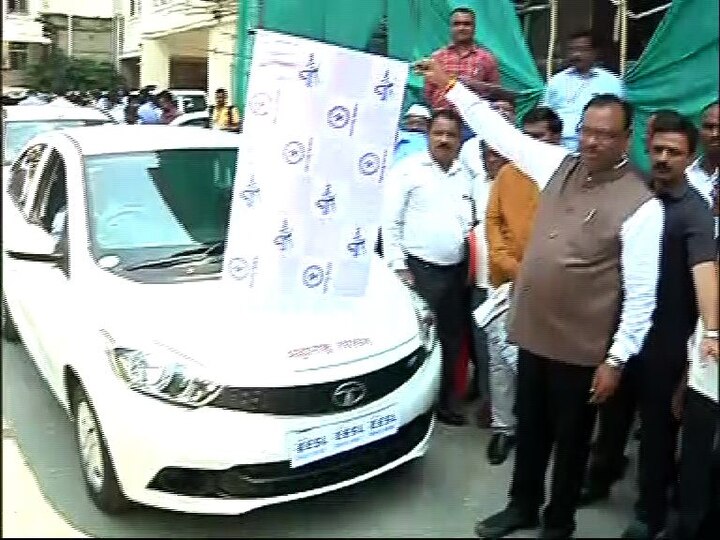 राज्य सरकार आता नवीन गाडी खरेदी करताना पेट्रोल, डिझेलवर चालणाऱ्या गाड्यांना फाटा देत विजेवर चालणाऱ्या इलेक्ट्रिक कार विकत घेणार आहे. सार्वजनिक बांधकाम विभागाच्या सेवेत मंगळवारी पाच इलेक्ट्रिक कार दाखल झाल्या आहेत.