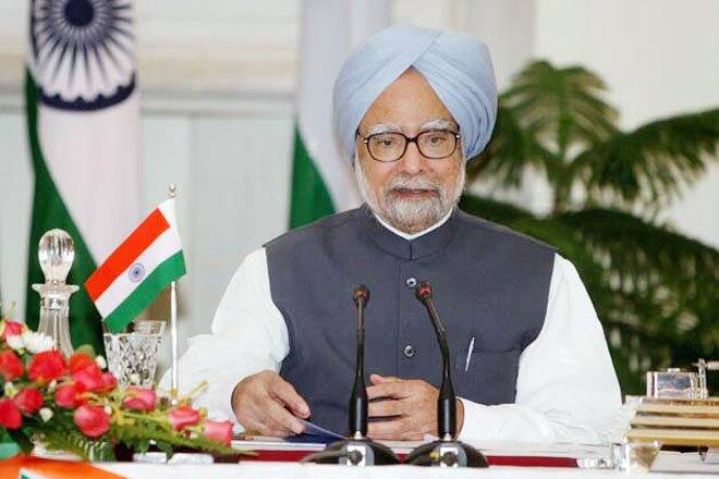 मनमोहन सिंह यांचे मोठे निर्णय 1) जागतिकीकरण, उदारीकरण आणि खासगीकरण : मनमोहन सिंह यांना आर्थिक सुधारणांचे जनक म्हटलं जातं. 1991 मध्ये देशात नरसिंहराव यांचं सरकार होतं, त्यावेळी मनमोहन सिंह हे अर्थमंत्री होते. मनमोहन सिंह यांनी त्या वर्षीच जागतिकीकरणाचा निर्णय घेत, भारतासाठी जागतिक बाजारपेठ खुली केली.