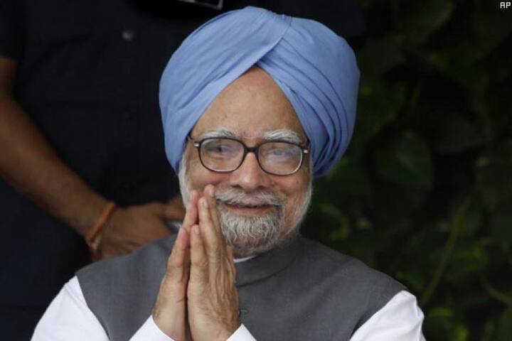 2) रोजगार हमी योजना : बेरोजगारी हे भारतातील सर्वात मोठं संकट. मात्र मनमोहन सिंह यांनी महाराष्ट्रातील रोजगार हमी योजना राष्ट्रीय स्तरावर नेत मनरेगा म्हणून लागू केली. या अंतर्गत 100 दिवसांचा रोजगार आणि किमान 100 रुपये दिवसाची मजुरी निश्चित करण्यात आली. 2 ऑक्टोबर 2009 रोजी या योजनेचं महात्मा गांधी राष्ट्रीय रोजगार हमी योजना अर्थात मनरेगा असं नामकरण करण्यात आलं. या योजनेची आणखी एक खास बाब म्हणजे यामध्ये स्त्री-पुरुष सर्वांना समान वेतन आहे, कोणताही भेदभाव नाही.