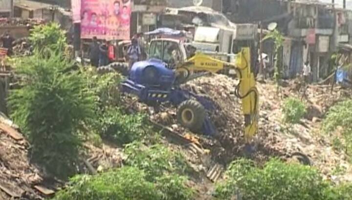 पारसिक बोगदा परिसर स्वच्छ करण्यासाठी 360 डिग्री फिरणाऱ्या जेसीबी मशिनच्या साहाय्याने काम हाती घेण्यात आलं आहे. 