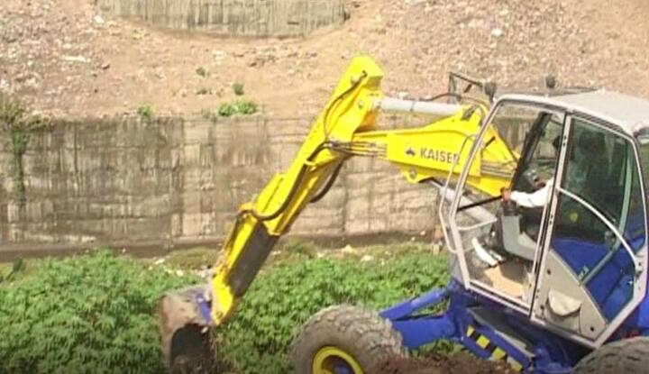  या जेसीबी मशिनच्या साहाय्याने परिसरातील अर्ध्याहून अधिक कचरा साफ करण्यात आला आहे. 