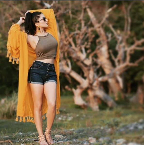 जगभरातील अभिनेते आणि अभिनेत्री स्वतःवर झालेल्या लैंगिक शोषणाबद्दल बोलत आहेत. यासाठी सोशल मीडियावर #MeeToo ही मोहिम सुरु आहे. यामध्ये अभिनेत्री सनी लिओनीनेही तिच्यावर झालेल्या लैंगिक अत्याचाराचा खुलासा केला आहे. (फोटो : इंस्टाग्राम)