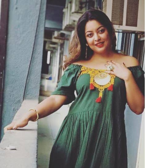 नाना पाटेकरांनी मला बाहुपाशात घेतलं. कोरिओग्राफर्सना दूर व्हायला सांगून डान्स कसा करावा, हे ते दाखवत होते, असं तनुश्रीने सांगितलं. 'झूम टीव्ही'ला दिलेल्या मुलाखतीत तिने हा आरोप केला होता. (फोटो : इंस्टाग्राम)