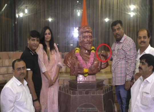 BJP MOS Ravindra Chavan photo with one hand on Shivaji Maharaj's statue goes viral शिवरायांच्या पुतळ्याच्या खांद्यावर हात, राज्यमंत्री रवींद्र चव्हाणांचा फोटो