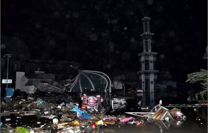 समुद्रकिनारी शुक्रवारी होणाऱ्या कार्यक्रमाच्या तयारीसाठी अनेक लोक याठिकाणी उपस्थित होते. त्यातील शेकडो लोक बेपत्ता आहेत, अशी माहिती आपत्ती व्यवस्थापन विभागाने दिली