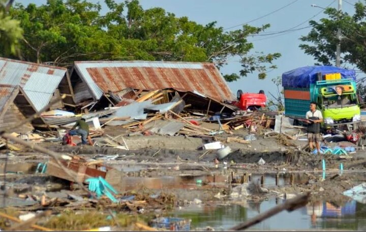 इंडोनेशियाच्या आपत्तीव्यवस्थापन विभागाने दिलेल्या माहितीनुसार, सुलावेसी द्वीपवर आलेल्या भूकंपानंतर निर्माण झालेल्या त्सुनामीमुळे जवळपास 400 जणांना मृत्यू झाला आहे.