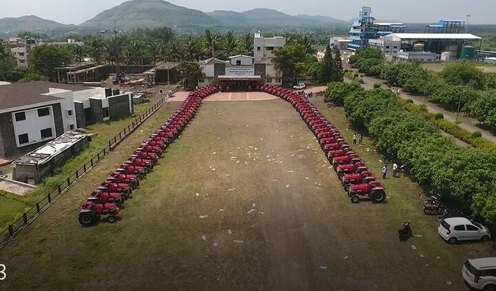 डॉ. जी डी बापू लाड सहकारी साखर कारखान्याच्या भव्य मैदानात हा सोहळा पार पडला.