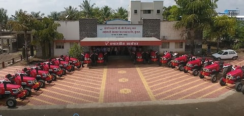 सांगलीत शेतकऱ्यांना 101 ट्रॅक्टर वाटप सांगलीत शेतकऱ्यांना 101 ट्रॅक्टर वाटप