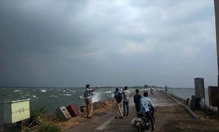 धरणातील लाटांचा आनंद लुटण्यासाठी उजनी परिसरातल्या स्थानिकांनी इथे गर्दी केली आहे.