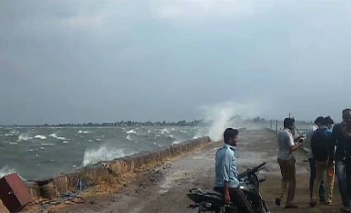 या लाटांमुळे सोलापूर-पुण्याला जोडणाऱ्या जुना ब्रिटीशकालीन डिकसळ रेल्वे पुलावरुनही पाणी ओसंडून वाहत आहे.