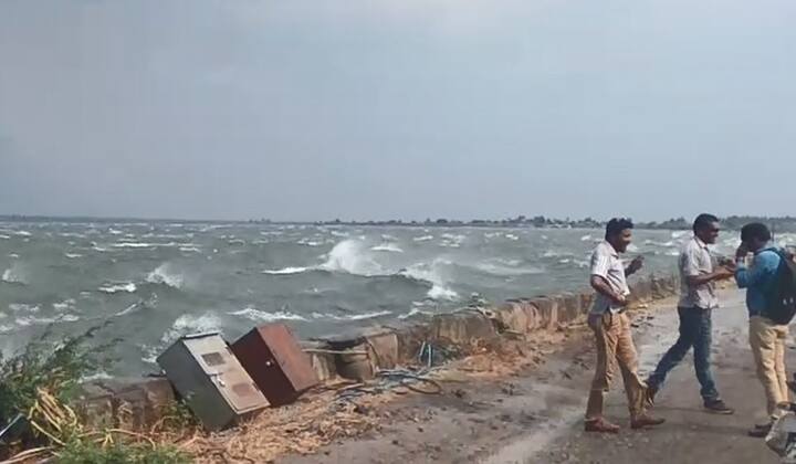 हवेचा दाब निर्माण झाल्याने काठोकाठ भरलेल्या धरणात समुद्रासाखऱ्या लाटा उसळत आहेत.