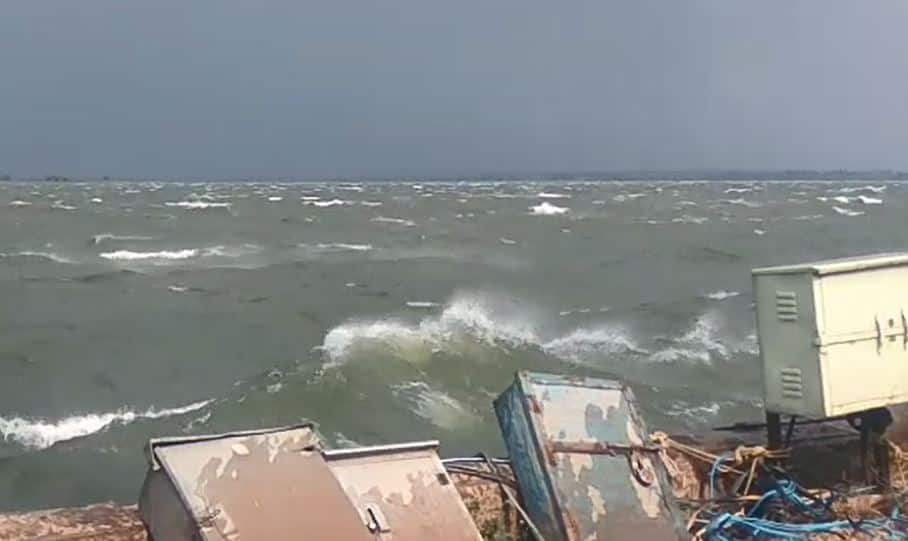 सेल्फी काढताना नाव उलटली, उजनी जलाशयात बुडून बाप लेकाचा मृत्यू, तिघांना वाचवलं 2 death while taking selfie, while success in rescuing three, incident in Ujani dam Karmala solapur सेल्फी काढताना नाव उलटली, उजनी जलाशयात बुडून बाप लेकाचा मृत्यू, तिघांना वाचवलं