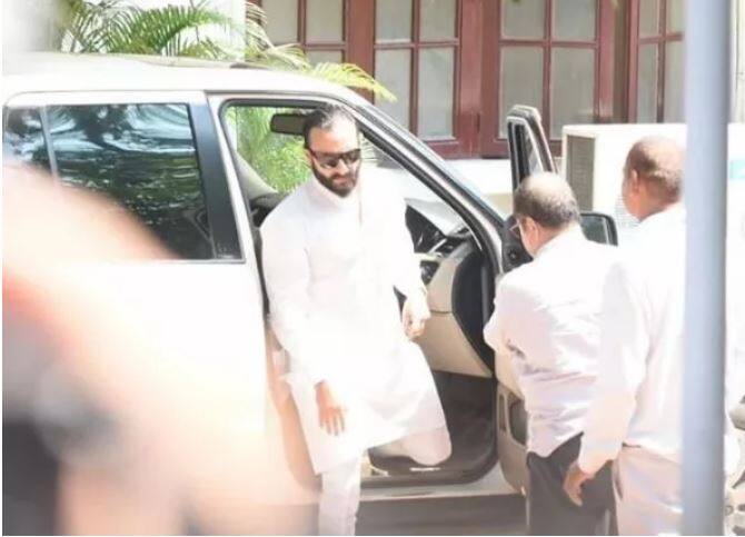 सैफ अली खानही करिना कपूरसोबत चेंबूर येथे पोहोचला. 