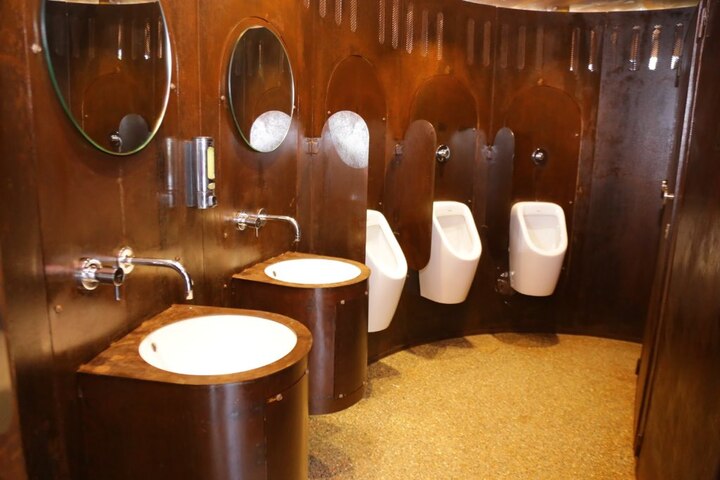 Aditya Thackeray inaugurated world class sustainable toilet at Marine Drive एक कोटींचं स्वच्छतागृह, ‘क्लीनटेक’चं आदित्य ठाकरेंच्या हस्ते उद्घाटन
