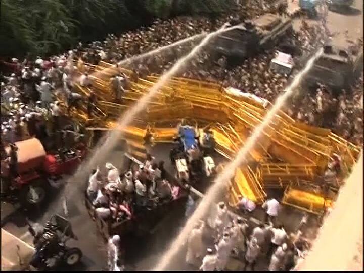 भारतीय किसान युनियनची किसान क्रांती यात्रा दिल्लीत दाखल झाली आहे. स्वामीनाथ आयोगासह अनेक प्रलंबित मागण्यांसाठी आज शेतकऱ्यांनी दिल्लीकडे कूच केली आहे. मात्र दिल्लीच्या सीमेवरच शेतकऱ्यांना रोखण्यात आलं आहे. 