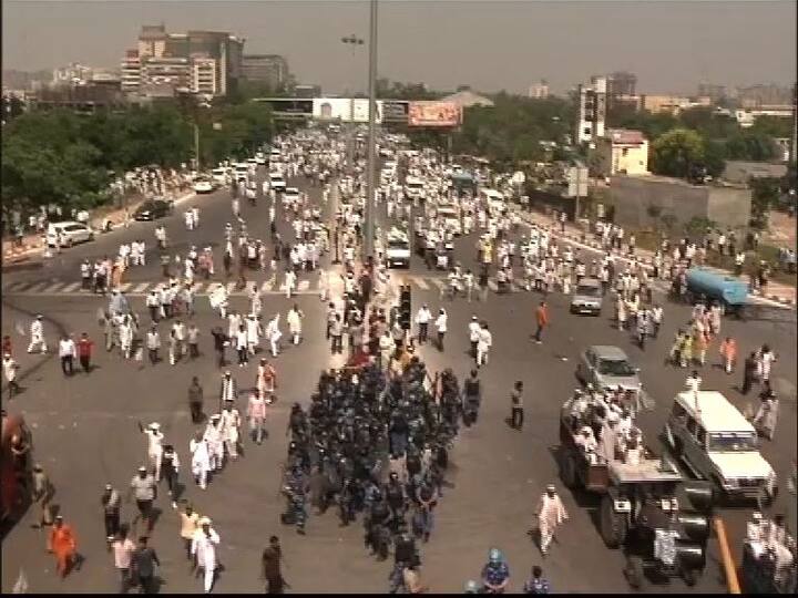 भारतीय किसान युनियनची किसान क्रांती यात्रा दिल्लीत दाखल झाली आहे. दिल्लीजवळ उत्तर प्रदेशचे सीमेवर हजारो शेतकरी एकत्र झाले. मात्र प्रशासनाने आधीच या भागात जमावबंदी आदेश लागू केला आहे. त्यातच लखनऊवरुन दोन वरिष्ठ आएएस अधिकारी हेलिकॉप्टरने गाझियाबादला रवाना झाले.