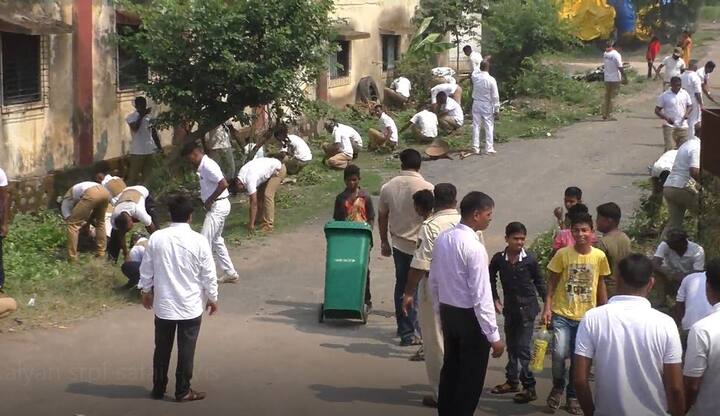 गावातले रस्ते, शाळेचा परिसर, निवासी भाग या परिसरात स्वच्छता करून गाव स्वच्छ केलं. 