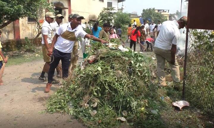 ठाणे जिल्ह्यातील अंबरनाथ तालुक्यात राखीव दलाच्या पोलिसांनी स्वच्छता अभियान राबवलं. 