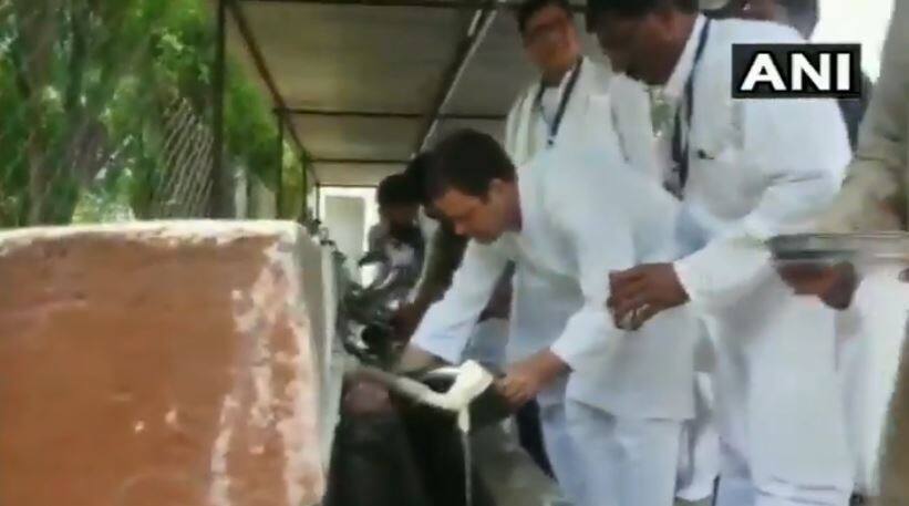 राहुल, सोनियांनी सेवाग्राममध्ये स्वत:ची ताटं स्वत: धुतली Sonia Gandhi and Rahul Gandhi wash their plates after lunch in Sevagram (Bapu Kuti) in Wardha. Maharashtra राहुल, सोनियांनी सेवाग्राममध्ये स्वत:ची ताटं स्वत: धुतली
