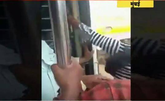 Viral Video of Mumbai girl doing stunts in local train लोकलमधून लटकून तरुणीची स्टंटबाजी, थोडक्यात जीव वाचला
