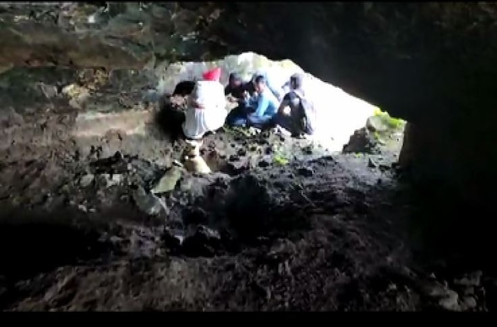 ancient cave found at tikona fort near pune तिकोना गडावर माकडांमुळे आढळली प्राचीन गुहा