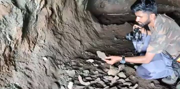 गुहेत प्रवेश करताच मोठ्या प्रमाणात इथे खापरांचे तुकडे आढळले. तर उजव्या बाजूस अजून एक छोटी गुहा दिसली. तिच्या आत जायला, खूपच छोटा मार्ग आहे. त्यामुळं तिथं झोपूनच प्रवेश करता येऊ शकतो. या छोट्या गुहेत इतिहासाची साक्ष देणारा ठेवा असू शकतो.