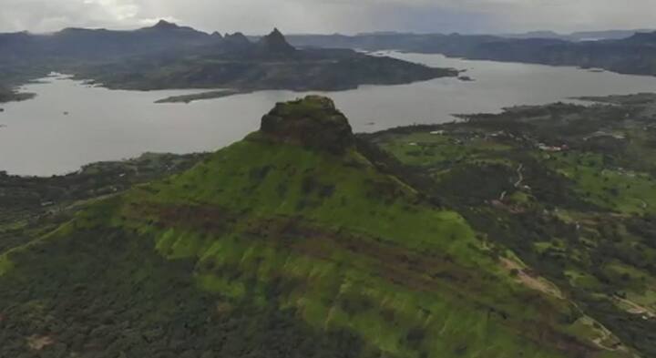 सह्याद्रीच्या पर्वत रांगात वसलेला, समुद्र सपाटीपासून साडे तीन हजार फूट उंचीवर असलेला, त्रिकोणी आकारातला तिकोना गड. पुण्यातील निसर्गाने नटलेल्या लोणावळा आणि तुंग गडालगतचं विलोभनीय दृश्य तिकोना गडाच्या सौंदर्याची साक्ष देतं. त्यातच गडावर त्र्यंबकेश्वर महादेवाचे मंदिर असल्यानं इथे भक्तीची सादही घेता येते. त्यातच आता भर पडली आहे ती एका प्राचीन गुहेची. शेकडो वर्षांपासून नजरेआड असलेली ही गुहा समोर येण्याला माकडं कारणीभूत ठरली आहेत. 