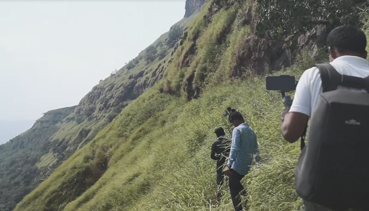गडाच्या पायथ्याशी राहून पर्यटकांसाठी चहा नाश्त्याचा व्यवसाय करणाऱ्या गुरुदास मोहळ, हा आपलं दुकान मांडून बसला होता. मात्र त्याचं साहित्य माकडांनी पळवून नेलं. गुरुदासने मग माकडांचा पाठलाग केला. माकडं ज्या ठिकाणी गेली ती एक गुहा होती. गडाची इतंभूत माहिती असलेल्या गुरुदास मोहळला ही गुहा प्रथमच दिसली होती. त्याने दुर्गप्रेमींना ही माहिती दिल्यानंतर ही पुरातन गुहा समोर आली.
