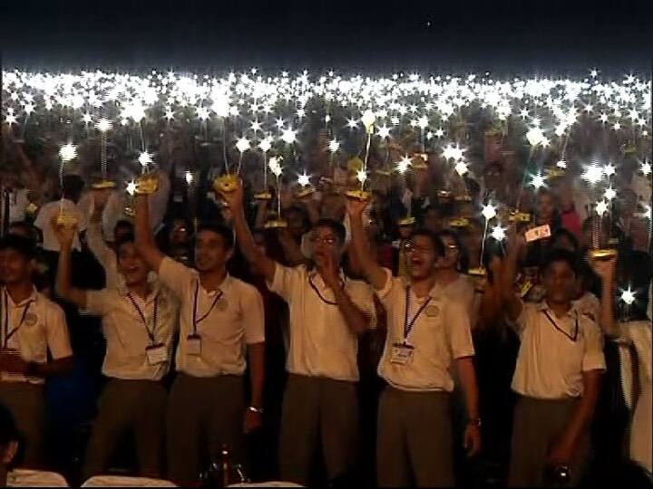 एकाच वेळी सुमारे ५००० विद्यार्थी सौर दिवे घेऊन उभे होते.