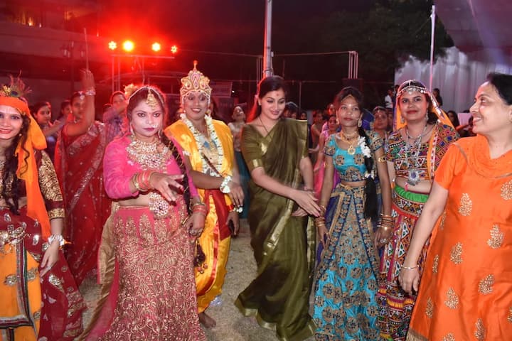 येत्या 10 ऑक्टोबरला घटस्थापना अर्थात दुर्गा देवीचं आगमन होणार आहे. या नऊ दिवसांत देशभरात उत्साहाचं आणि भक्तीमय वातावरण असतं, तर दुसरीकडे गरबा-दांडिया मोठ्या प्रमाणात खेळला जातो