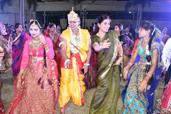 नवनीत राणा यांच्या डान्समुळे उपस्थितही भारावले आणि महिलांचा उत्साह द्विगुणित झाला.